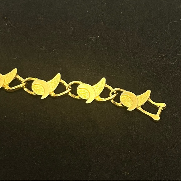 vintage mid century costume bracelet crescent shape fold clasp gold-tone finish - Picture 3 of 7